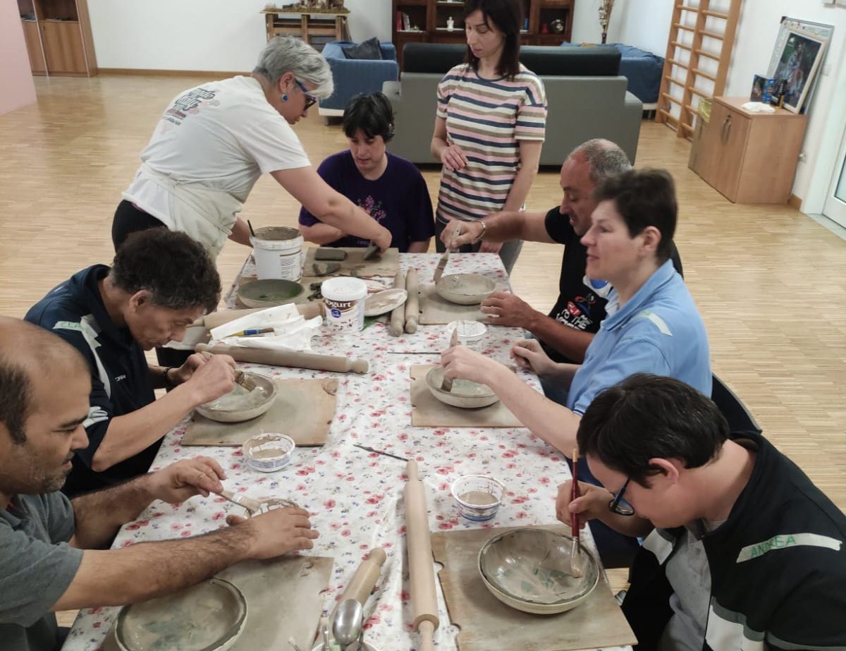 Al Centro Diurno Il Graticolato si è tenuto un laboratorio di ceramica Al Centro Diurno Il Graticolato si è tenuto un laboratorio di ceramica