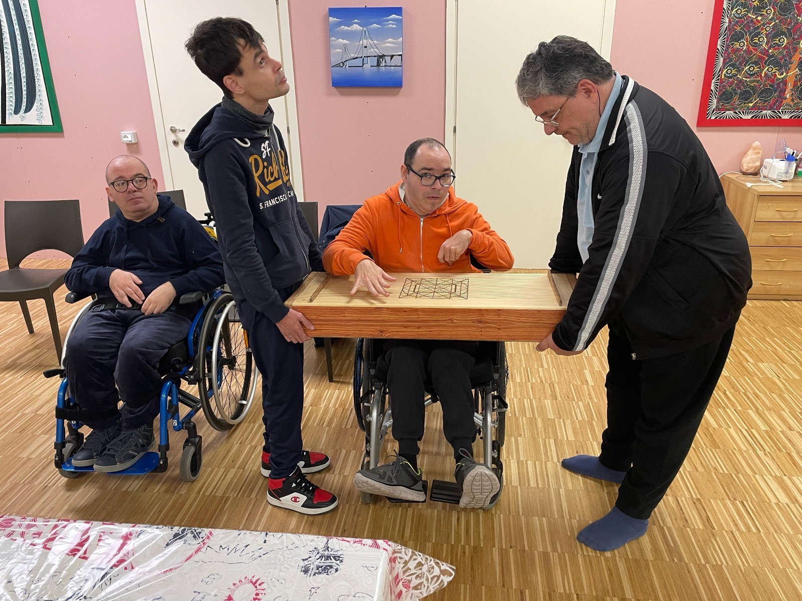 Al corso di teatro si fa “suonoterapia vibrazionale”