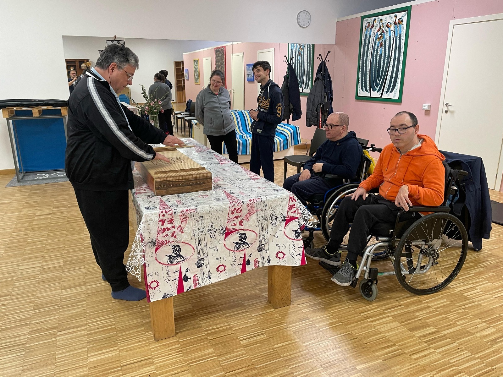 Al corso di teatro si fa “suonoterapia vibrazionale”