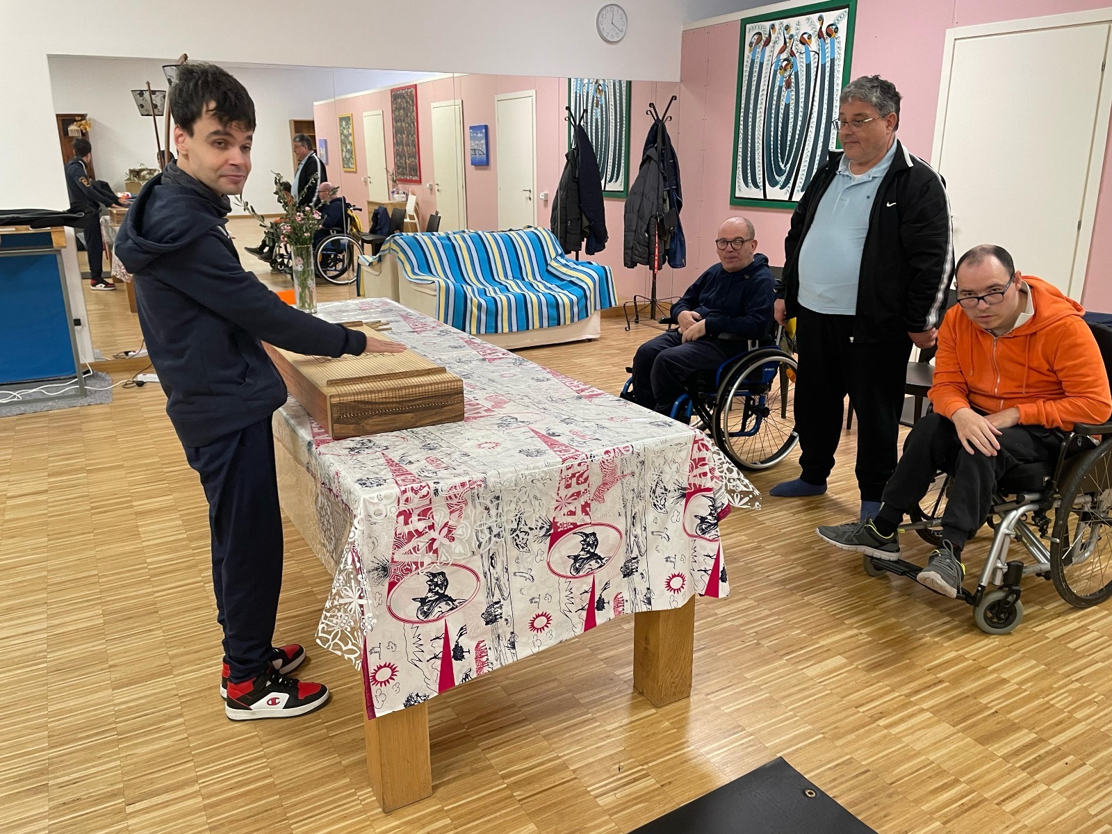 Al corso di teatro si fa “suonoterapia vibrazionale”