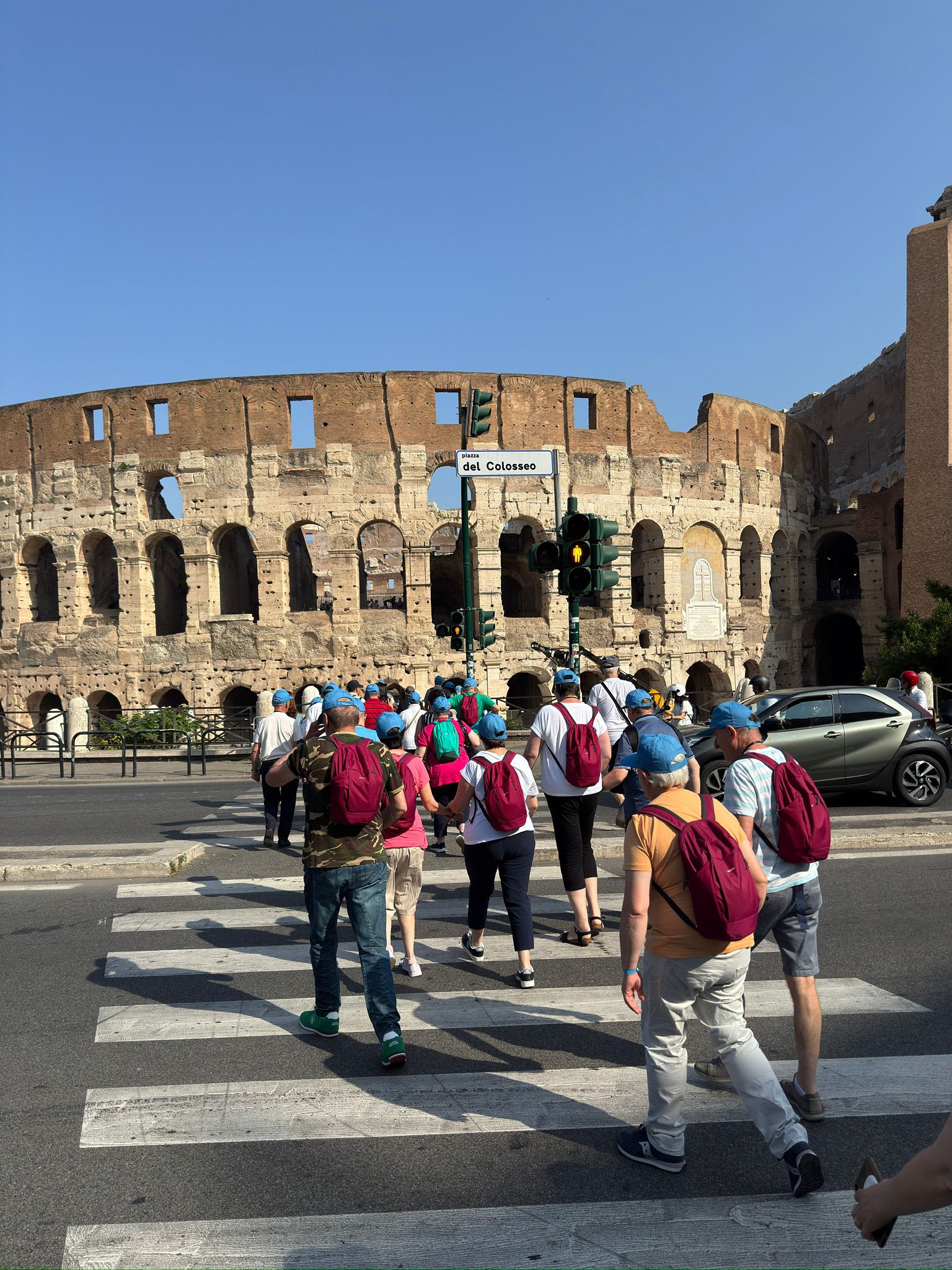 Gruppo di pellegrini del Centro Paolo VI in visita ai monumenti di Roma: Piazza del Popolo, Piazza di Spagna, Piazza Venezia e Colosseo, durante una giornata di sole nella capitale. Momenti di condivisione, cultura e spiritualità prima del rientro.
