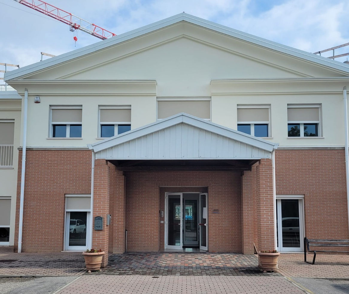 C'è un che di palladiano nella facciata ridipinta del Centro Paolo VI