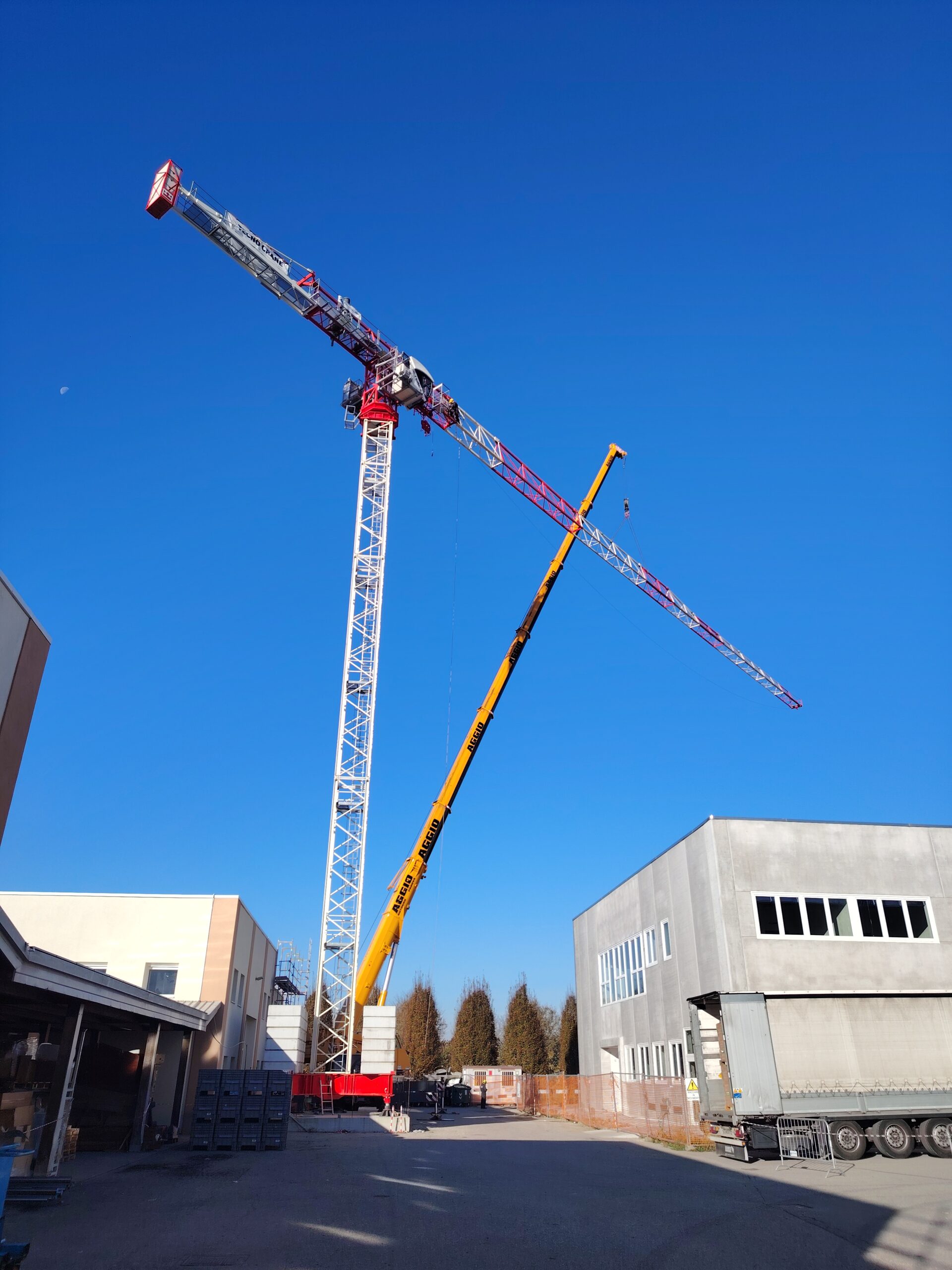 La grande gru dei lavori di efficientamento energetico ci saluta La grande gru dei lavori di efficientamento energetico ci saluta